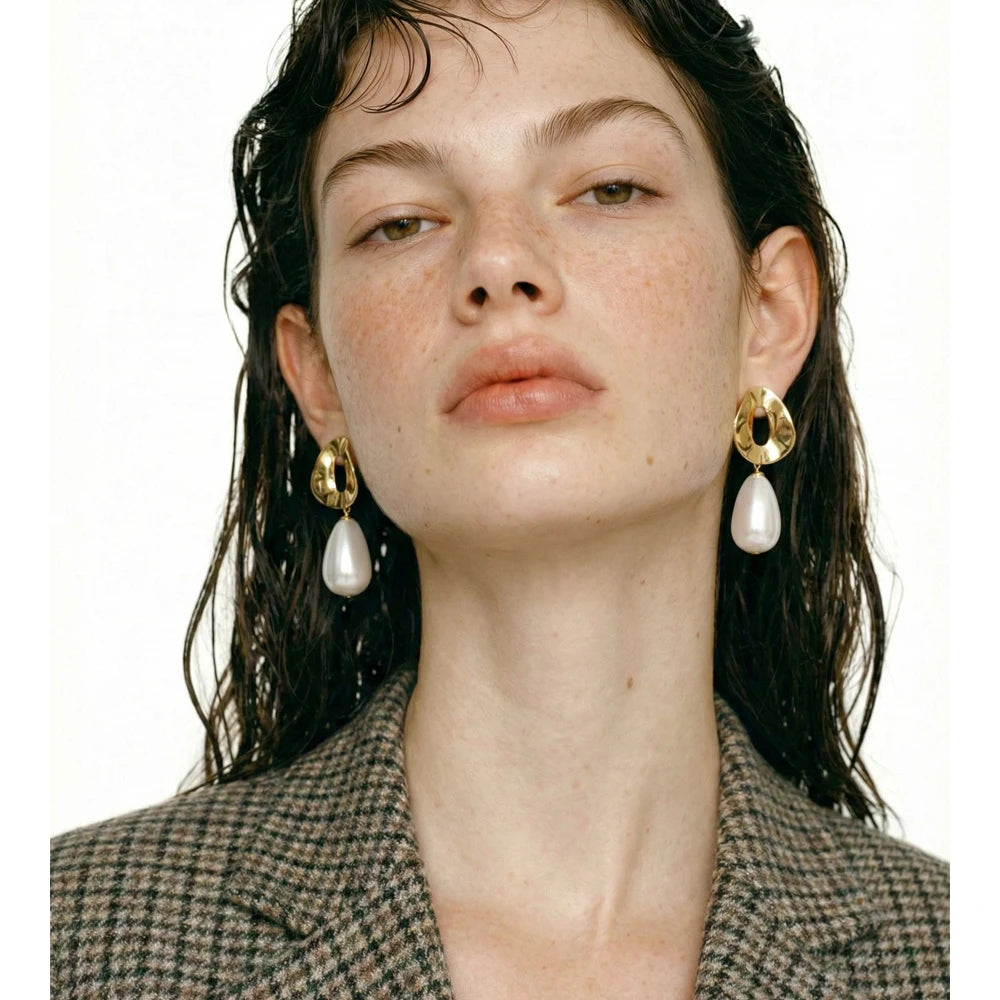 Pearl geometric earrings in gold-plated stainless steel with pearl.