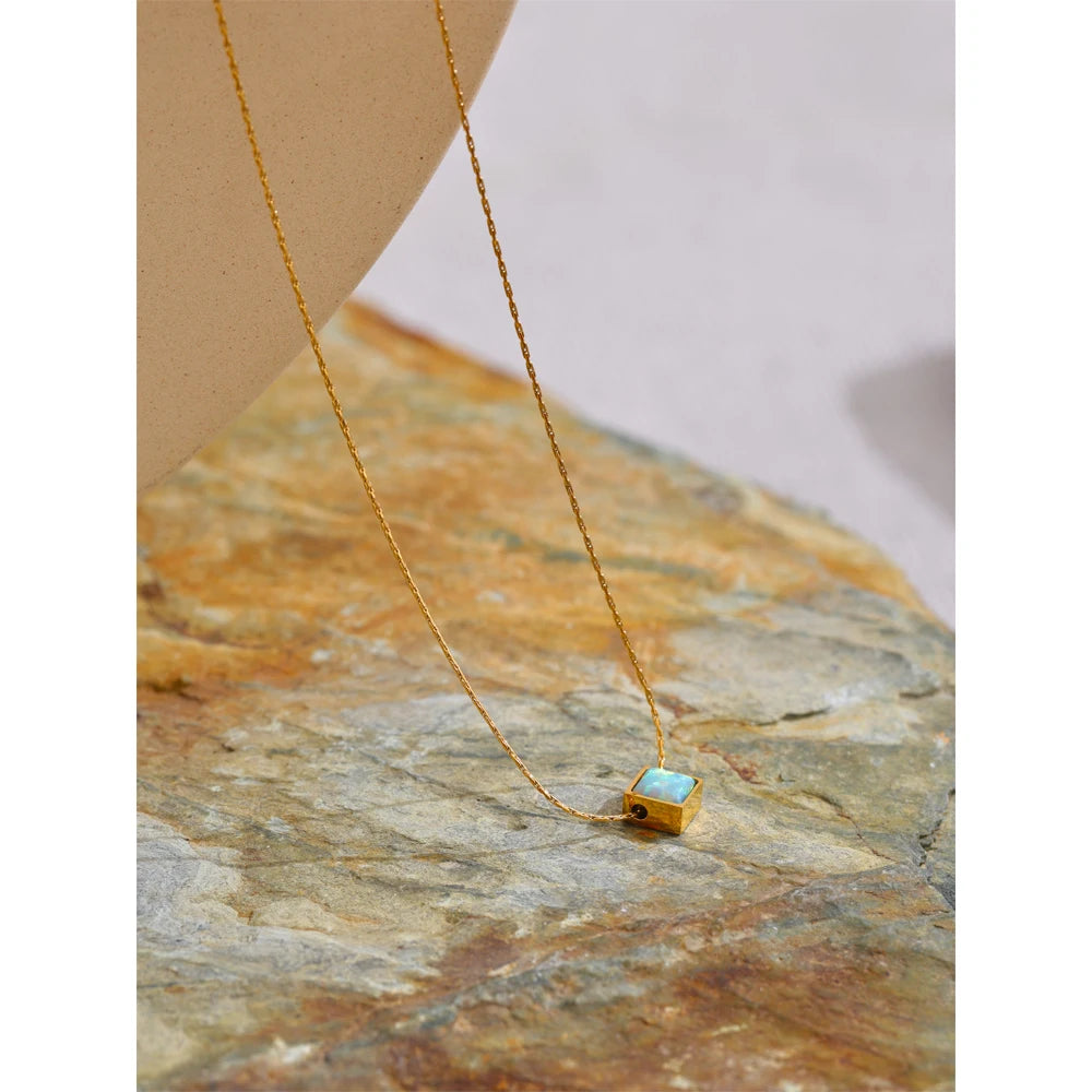 Natural stone geometric necklace in gold-plated stainless steel with natural stone.