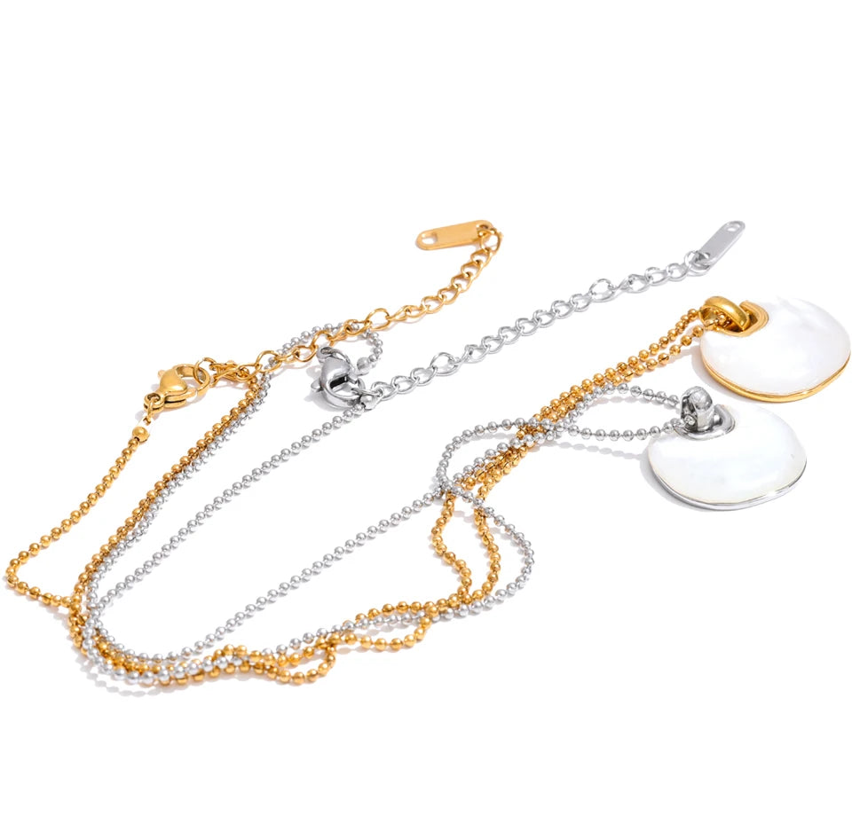 Shell geometric necklace in gold-plated stainless steel with shell.