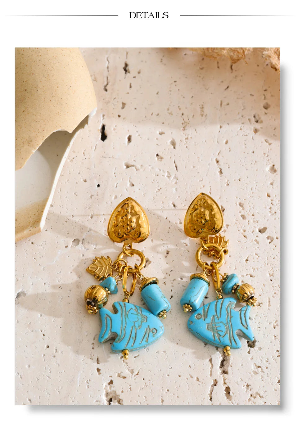 Blue natural stone geometric earrings in gold-plated stainless steel with natural stone.