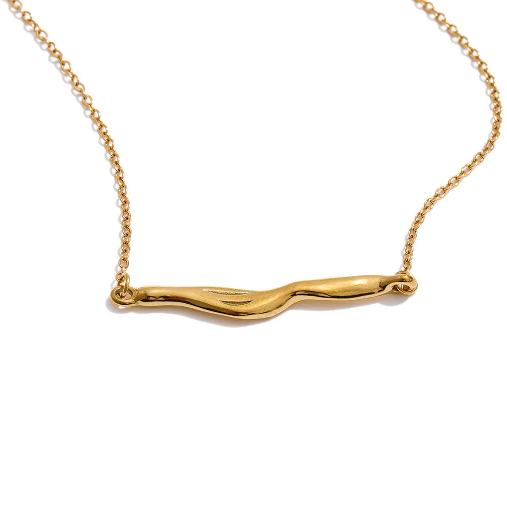 Geometric necklace in stainless steel.