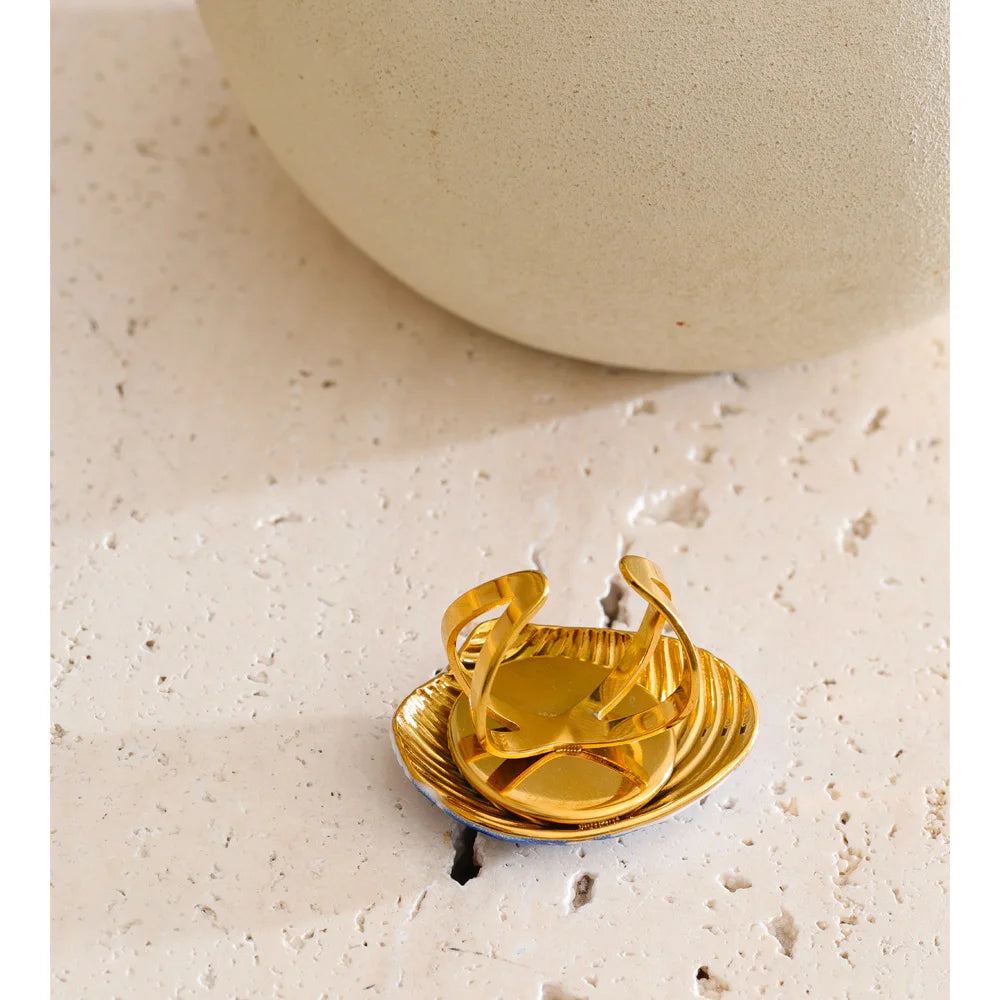 Shell enamel geometric ring in 18K gold-plated stainless steel with shell and enamel.