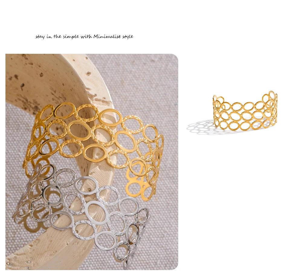 Geometric bracelet in gold-plated stainless steel.