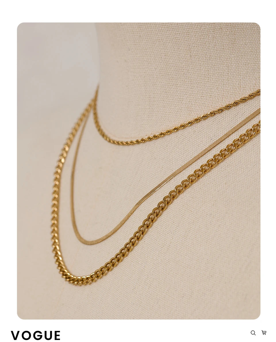 Geometric chain layered necklace in gold-plated stainless steel.
