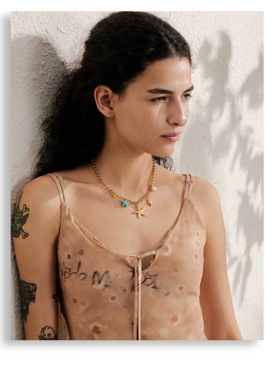 Shell star geometric necklace in gold-plated stainless steel with shell.