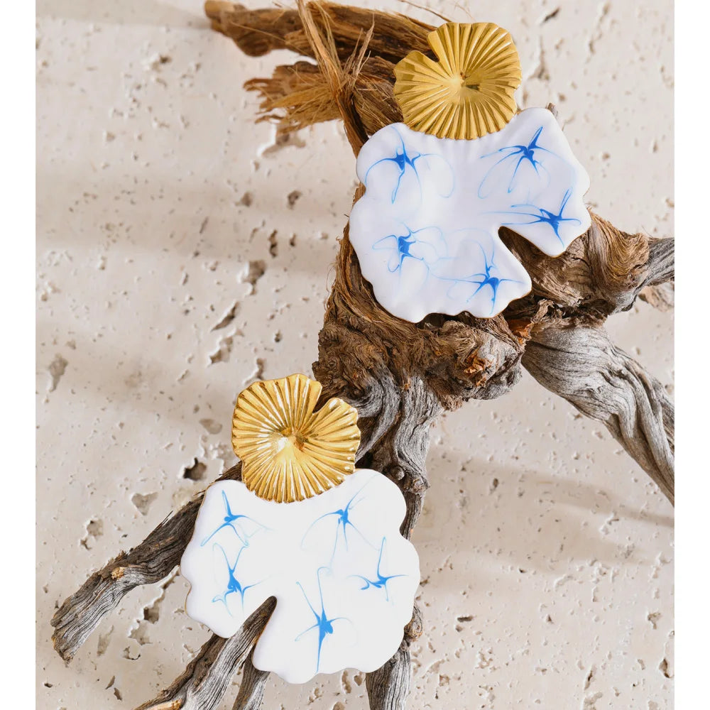White enamel flower earrings in gold-plated stainless steel with enamel.