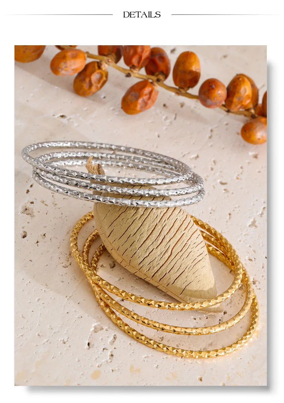 Geometric bracelet in gold-plated stainless steel.