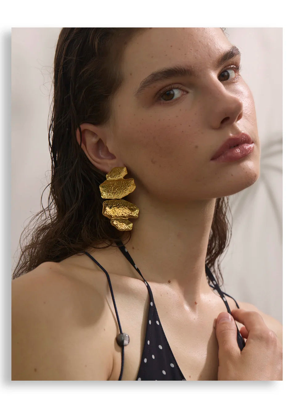 Hammered geometric earrings in gold-plated stainless steel.