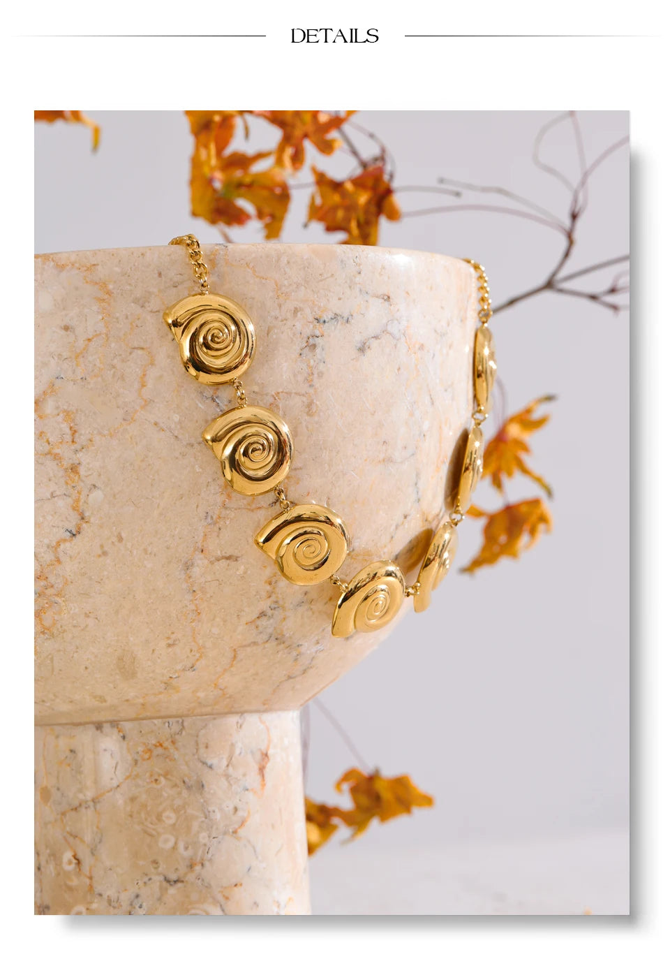 Shell geometric chain necklace in gold-plated stainless steel with shell.