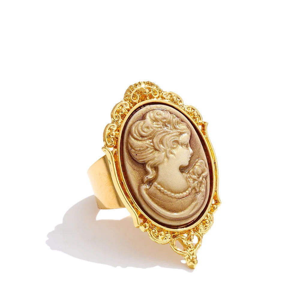 Pearl resin geometric ring in 18K gold-plated stainless steel with pearl and resin.