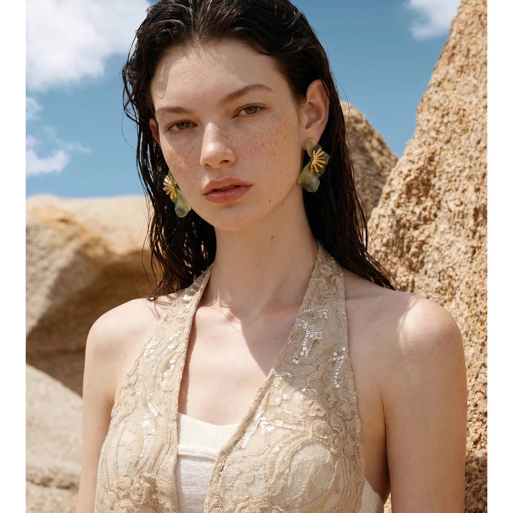 Resin acrylic flower earrings in gold-plated stainless steel with resin and acrylic.