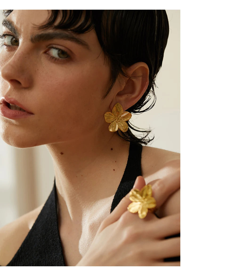 Flower geometric ring in 18K gold-plated stainless steel.