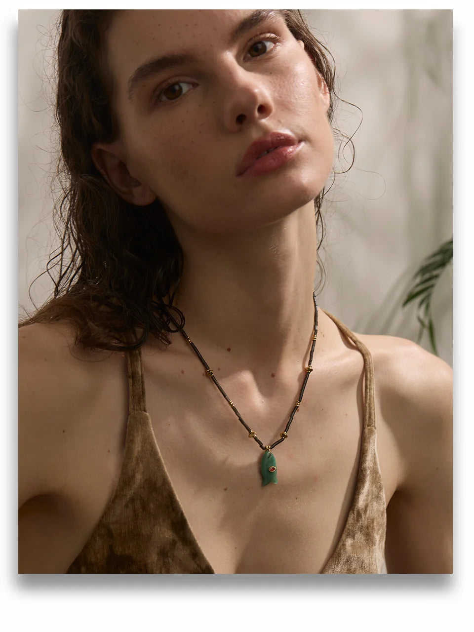 Natural stone geometric necklace in gold-plated stainless steel with natural stone.