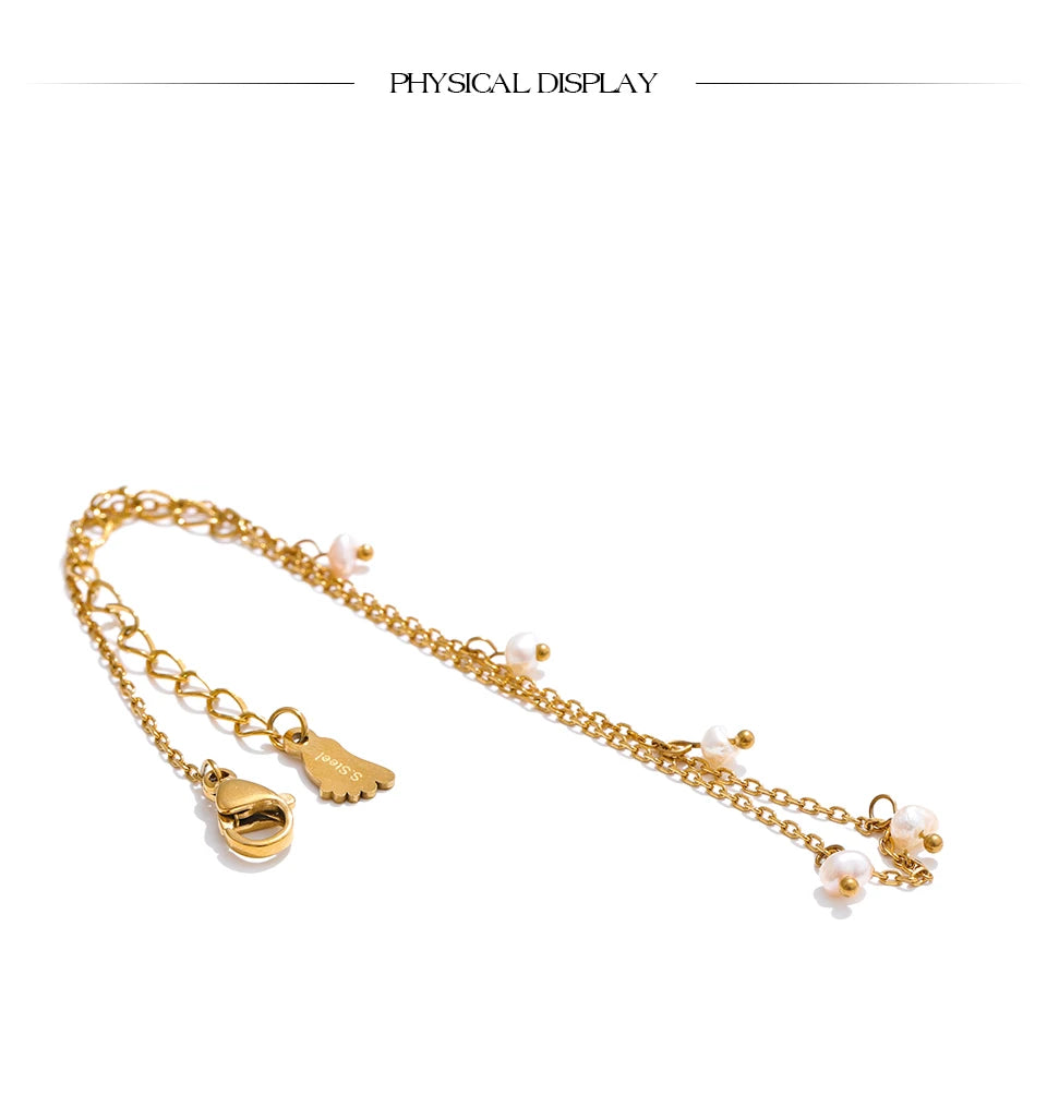Freshwater pearl geometric chain necklace in gold-plated stainless steel with freshwater pearl.