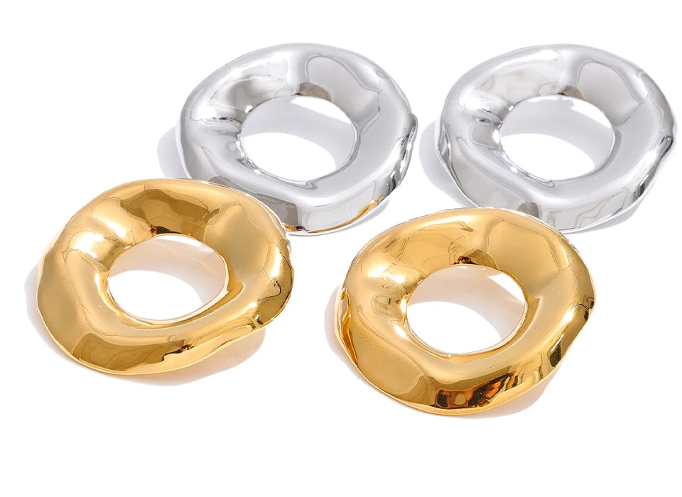 Minimalist geometric earrings in gold-plated stainless steel.