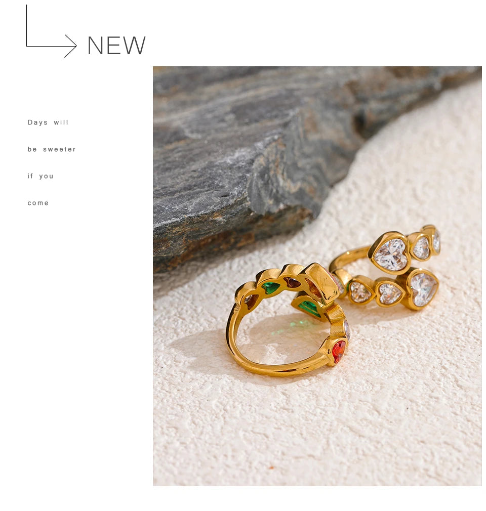 Cubic zirconia heart ring in 18K gold-plated stainless steel with cubic zirconia.
