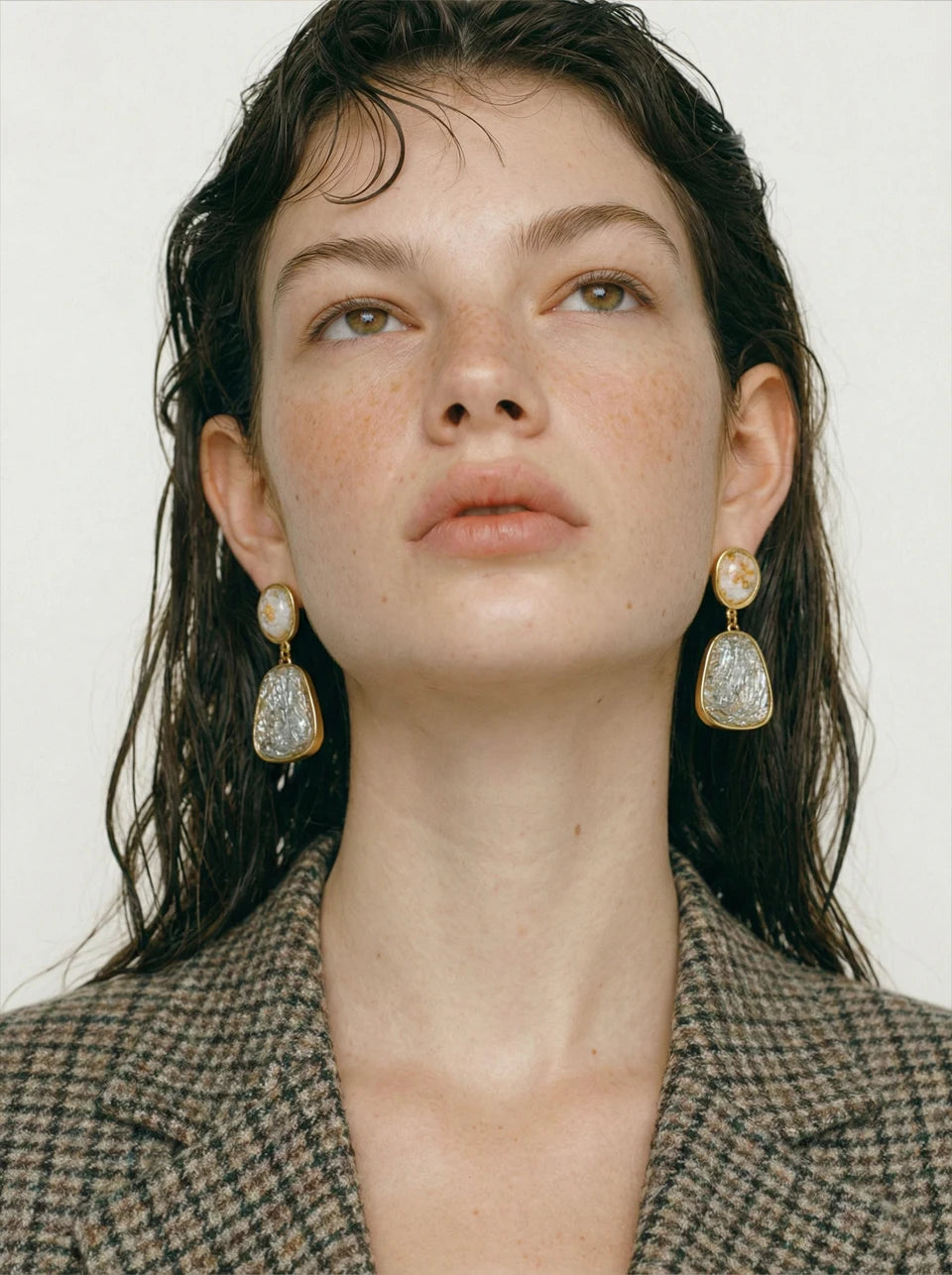 White resin multi-color earrings in gold-plated stainless steel with resin.