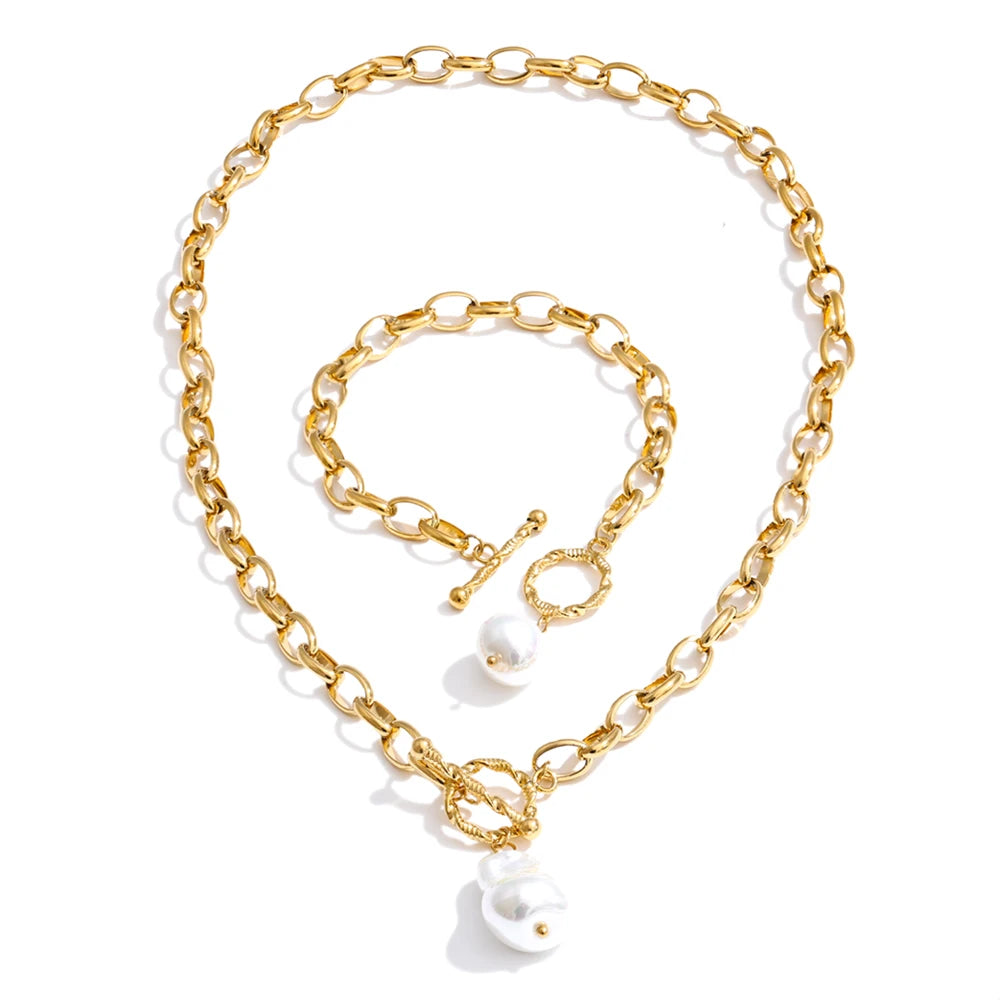 Pearl geometric necklace in gold-plated stainless steel with pearl.