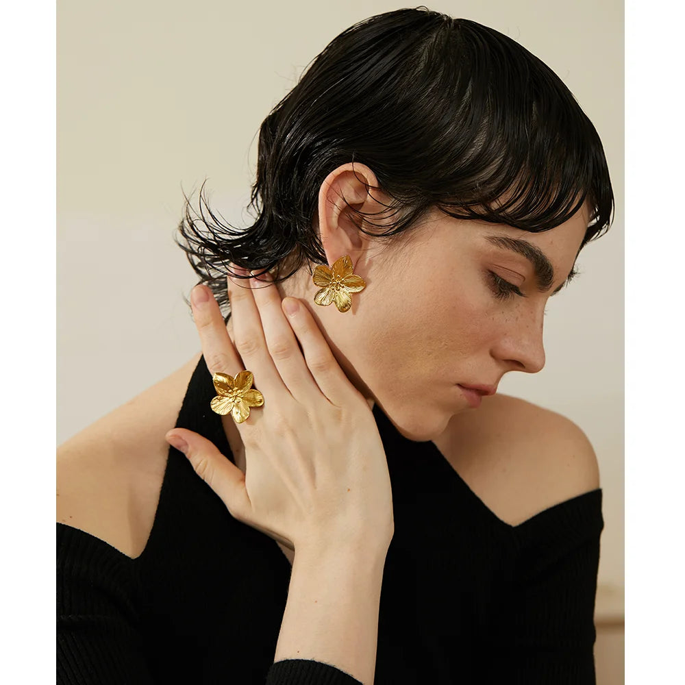 Flower vintage geometric earrings in gold-plated stainless steel.
