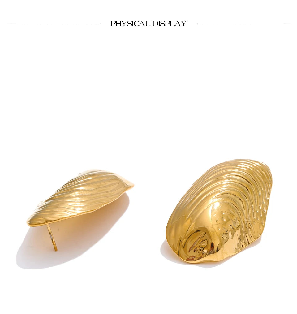Geometric earrings in gold-plated stainless steel.