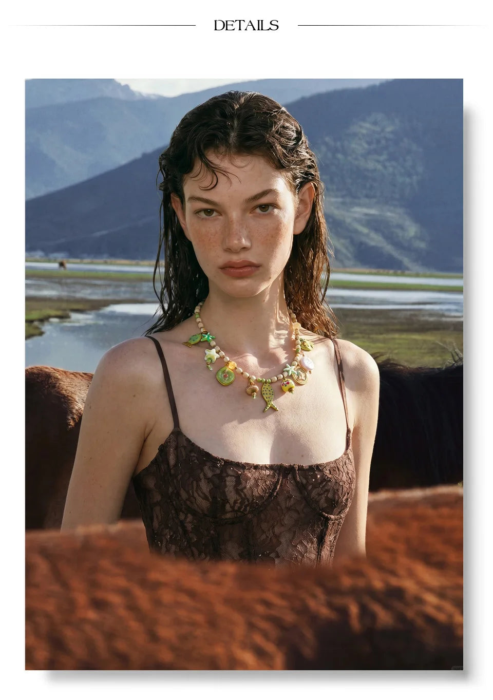 Resin star geometric necklace in gold-plated stainless steel with resin.
