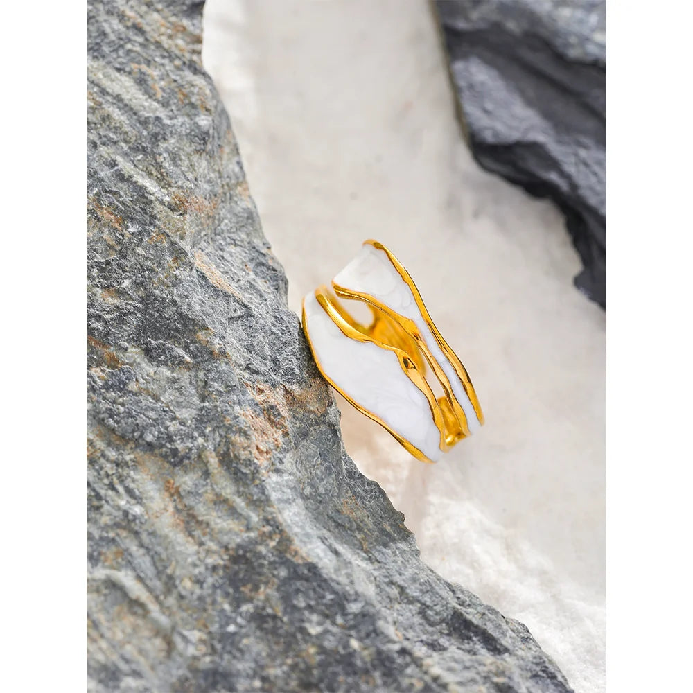 White enamel geometric ring in 18K gold-plated stainless steel with enamel.
