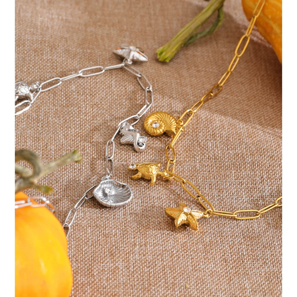 Cubic zirconia shell star necklace in gold-plated stainless steel with cubic zirconia and shell.