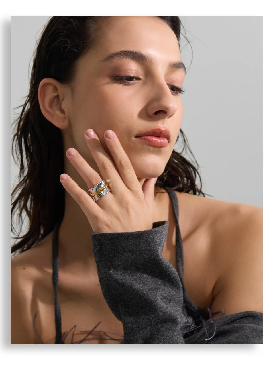 Minimalist geometric ring in 18K gold-plated stainless steel.