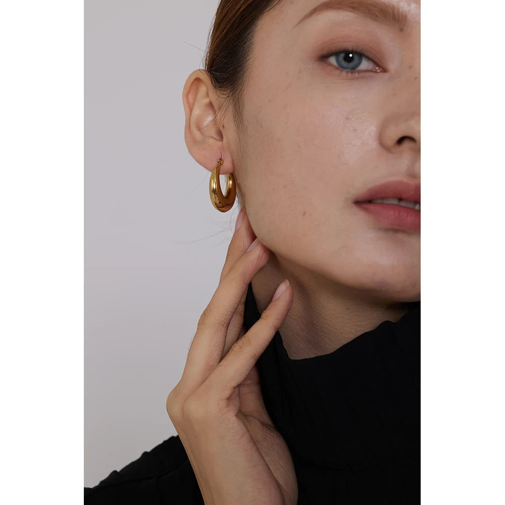 Hammered geometric earrings in 18K gold-plated stainless steel.