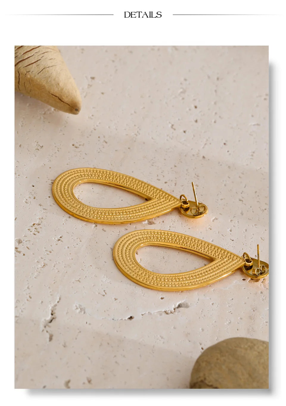 Geometric earrings in gold-plated stainless steel.