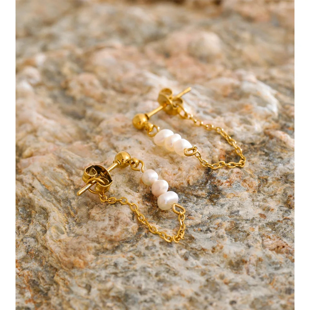 Freshwater pearl geometric chain earrings in gold-plated stainless steel with freshwater pearl.