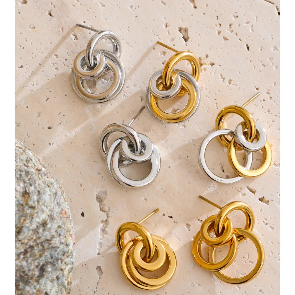 Geometric earrings in gold-plated stainless steel.