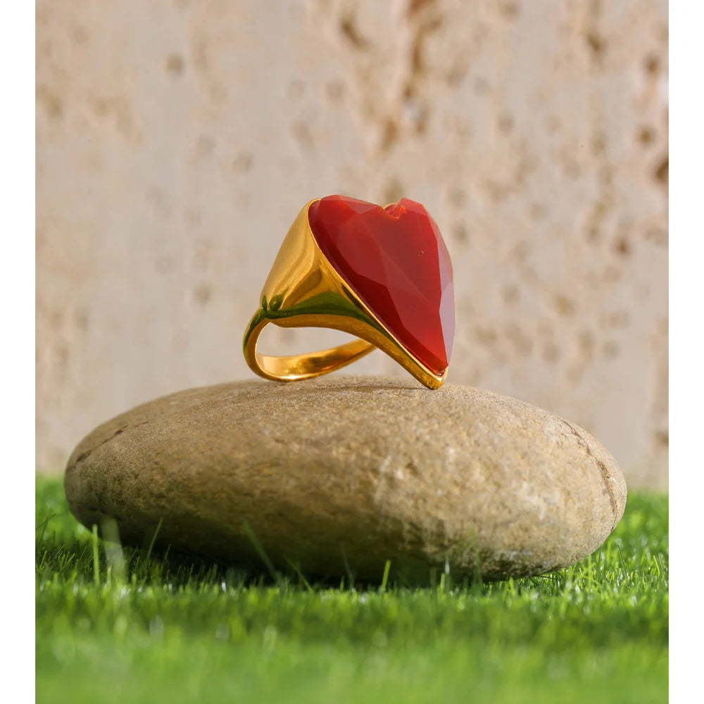 Red natural stone heart ring in 18K gold-plated stainless steel with natural stone.