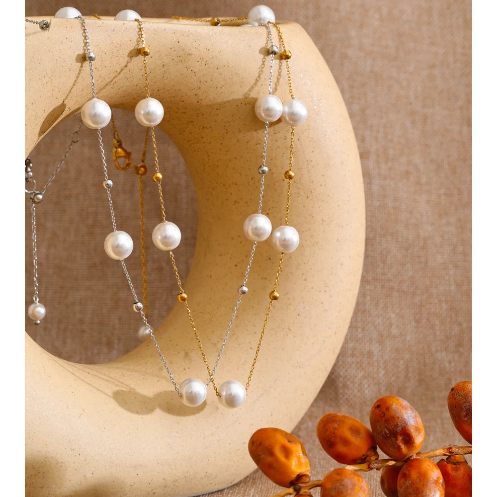 Pearl beaded geometric necklace in gold-plated stainless steel with pearl.