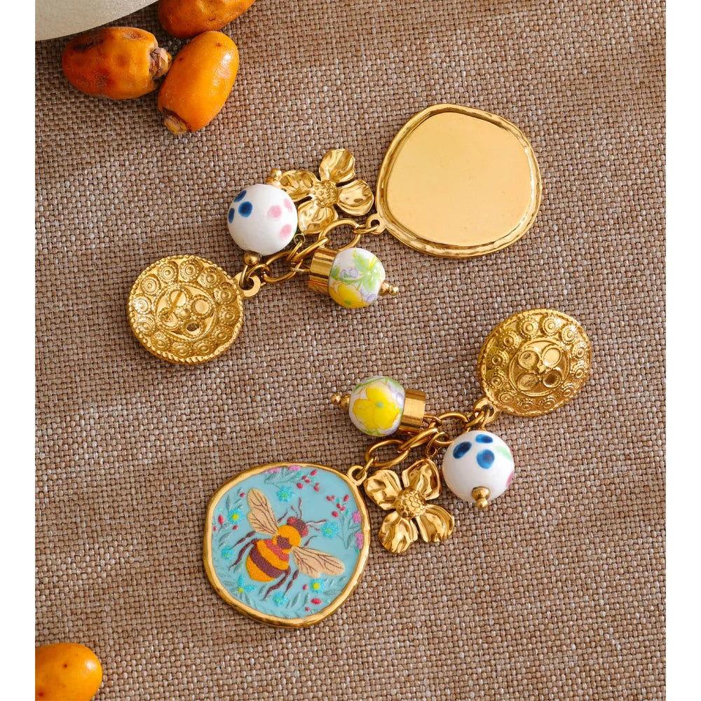 Flower earrings in gold-plated stainless steel.