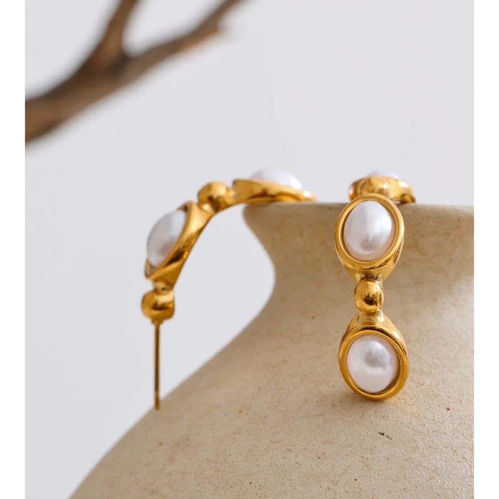 Pearl geometric earrings in gold-plated stainless steel with pearl.