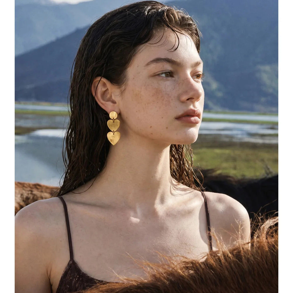 Heart earrings in gold-plated stainless steel.