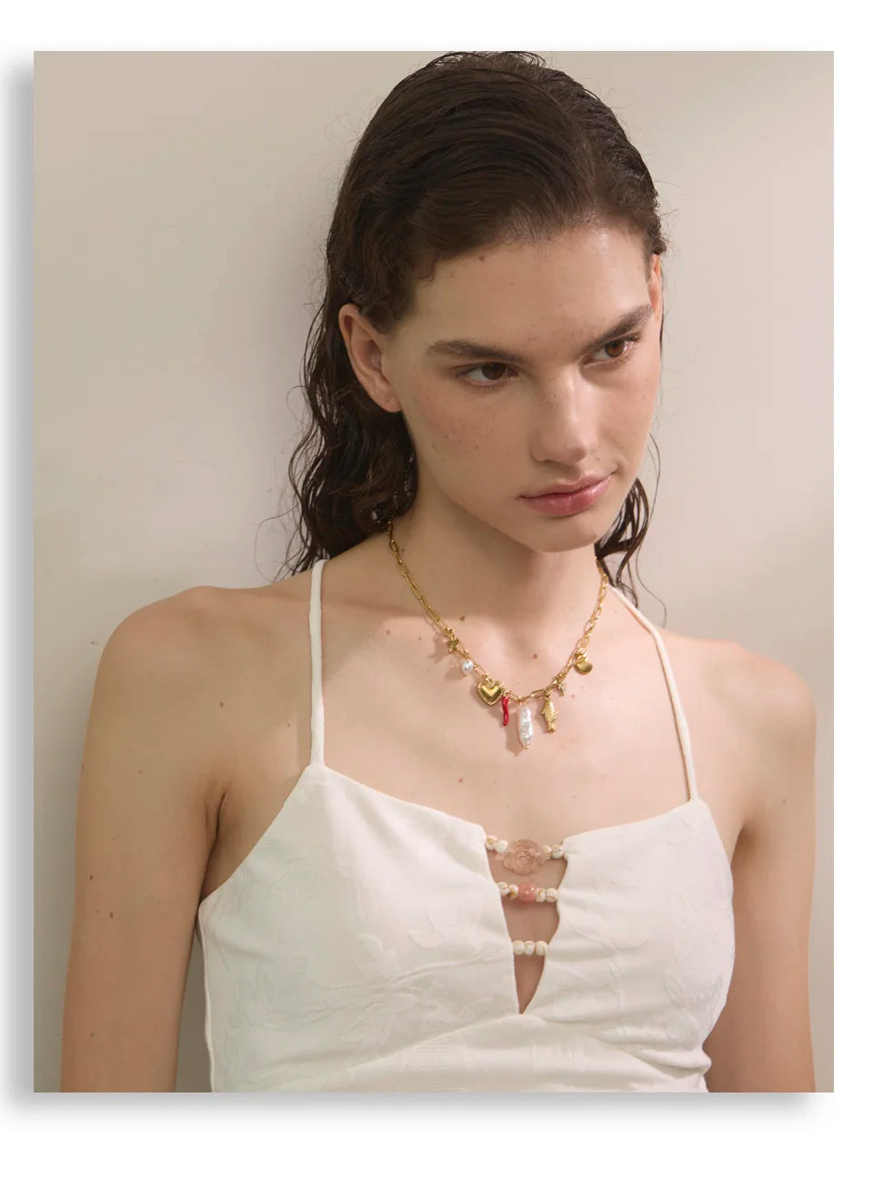 Pearl shell flower necklace in gold-plated stainless steel with pearl and shell.