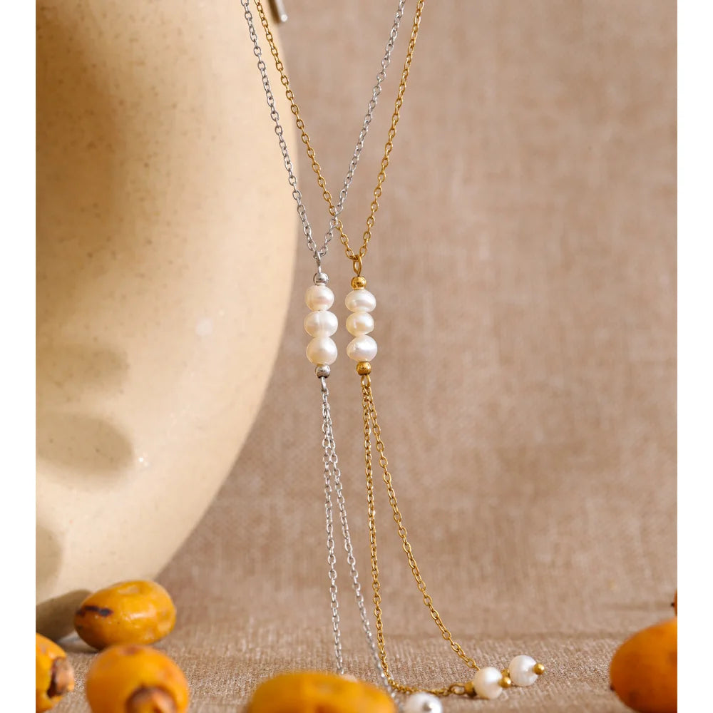 Freshwater pearl geometric chain necklace in gold-plated stainless steel with freshwater pearl.