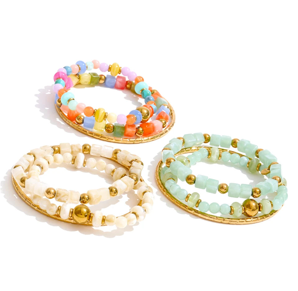 Resin acrylic beaded bracelet in gold-plated stainless steel with resin and acrylic.