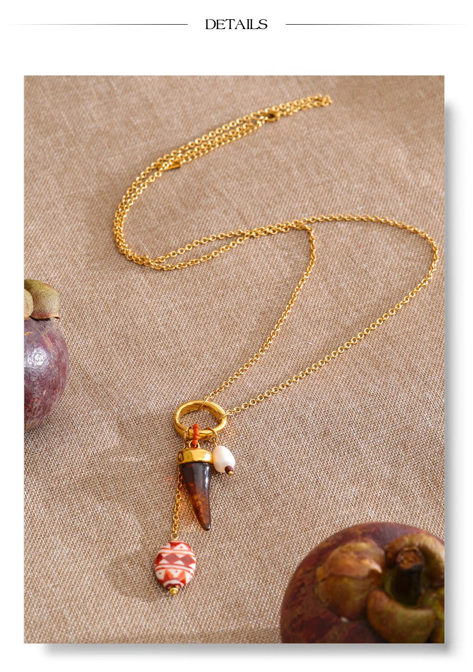 Resin geometric necklace in gold-plated stainless steel with resin.