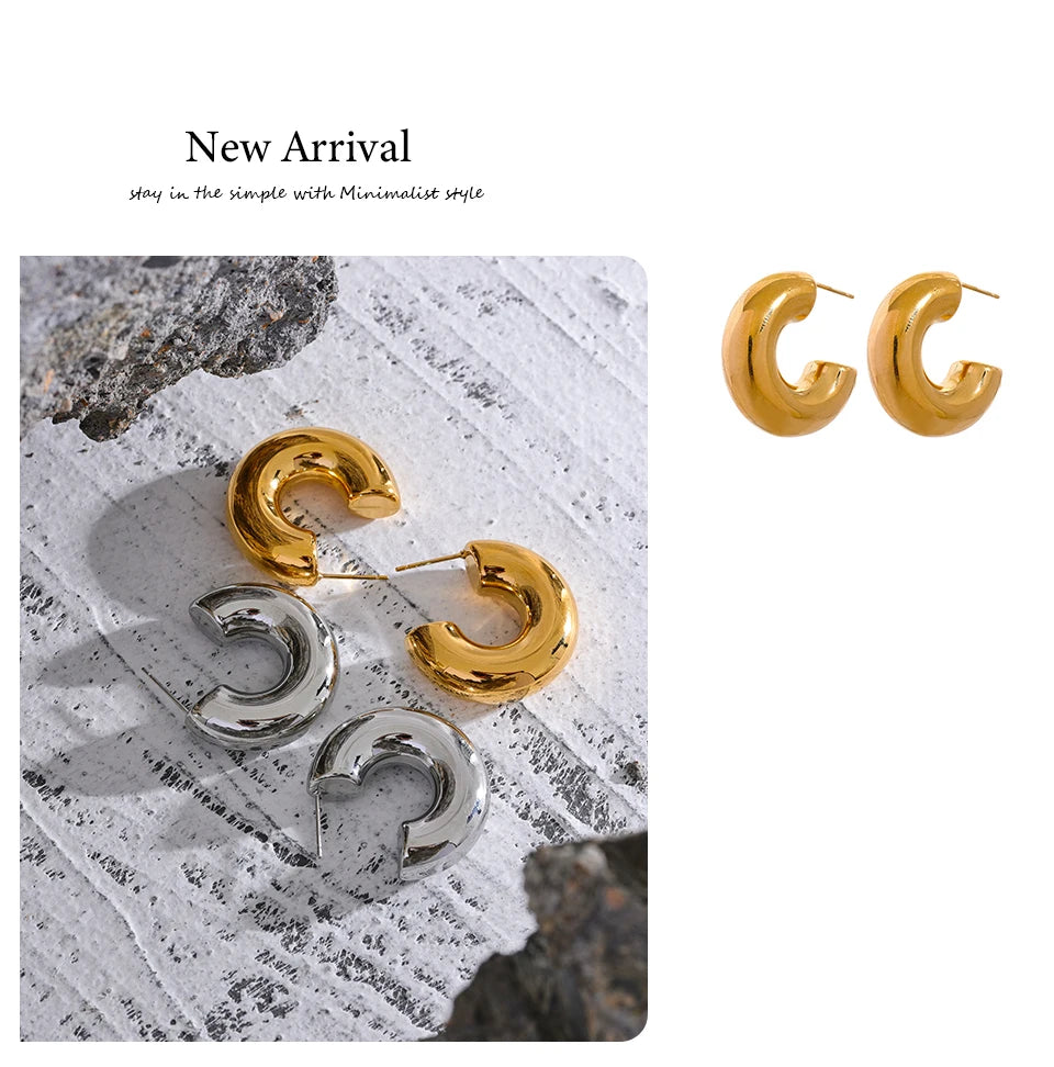 Geometric earrings in gold-plated stainless steel.