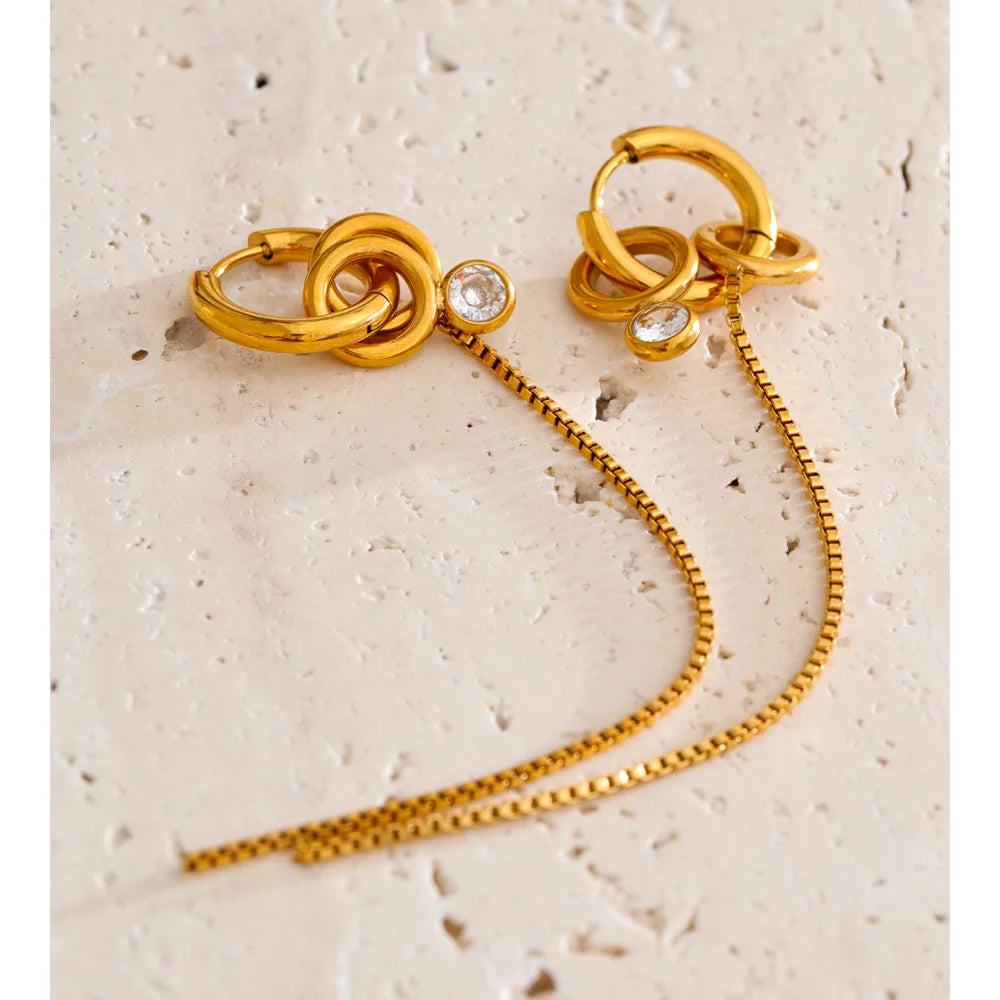 Geometric chain earrings in gold-plated stainless steel.