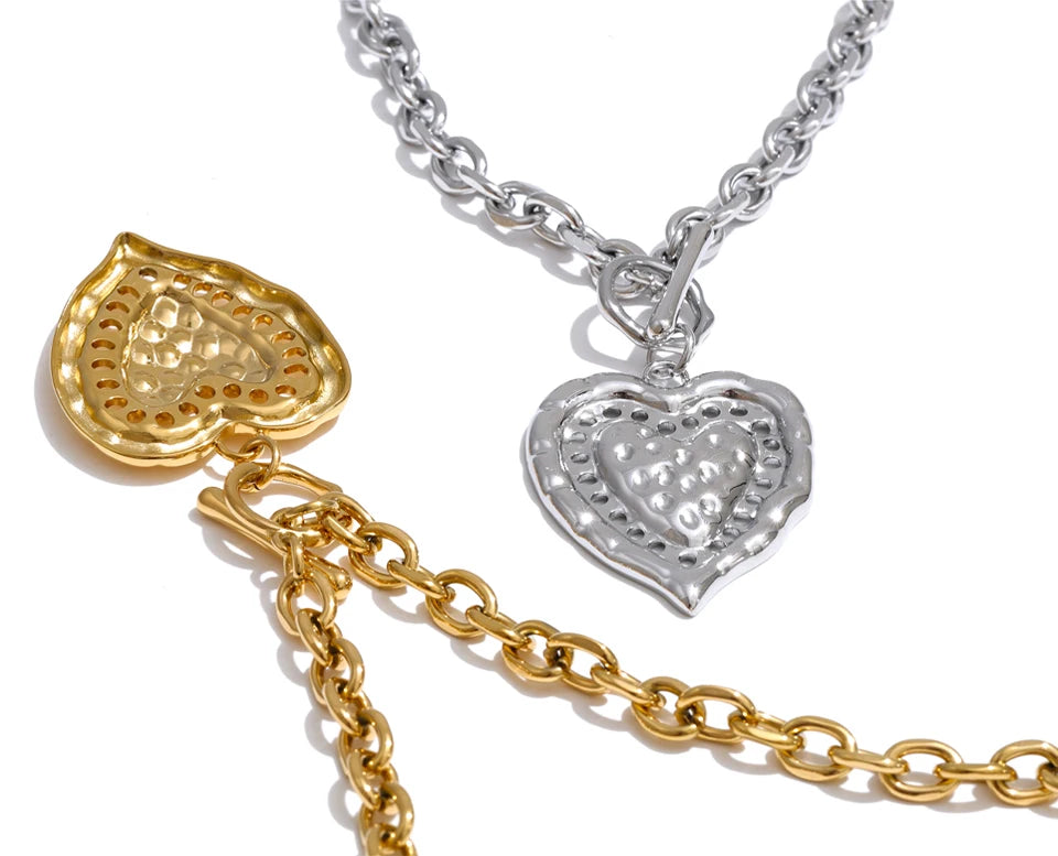 Heart necklace in gold-plated stainless steel.
