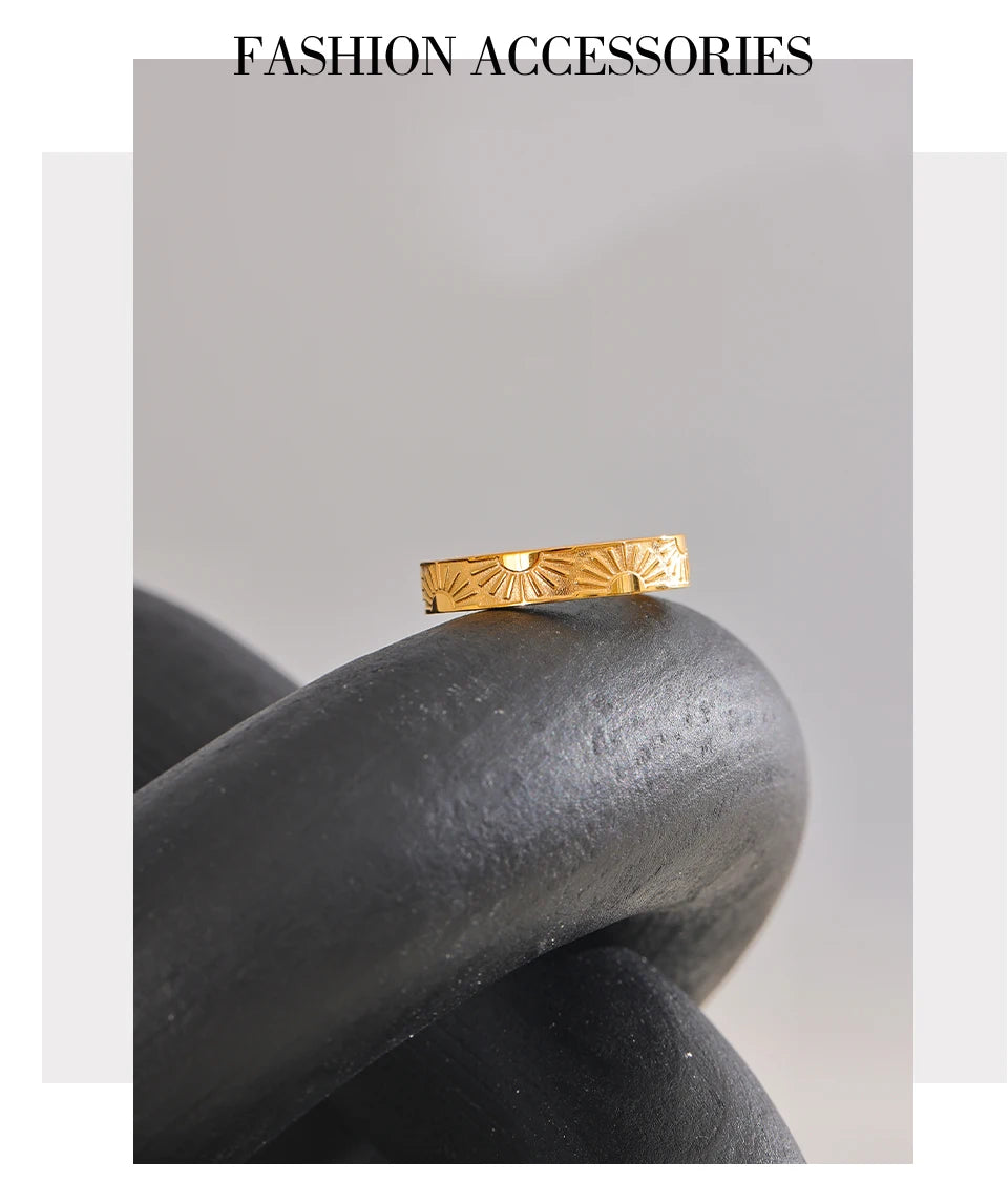Sun minimalist geometric ring in 18K gold-plated stainless steel.