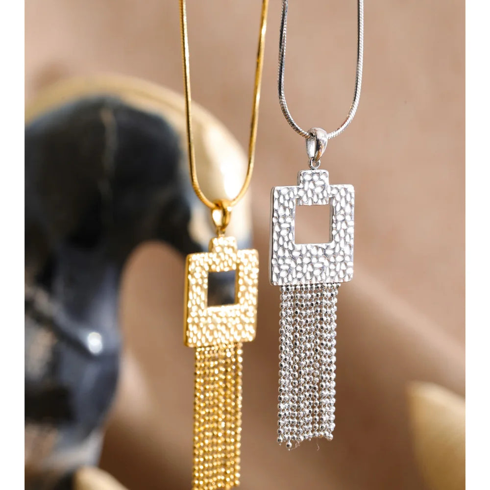 Geometric chain earrings in stainless steel.