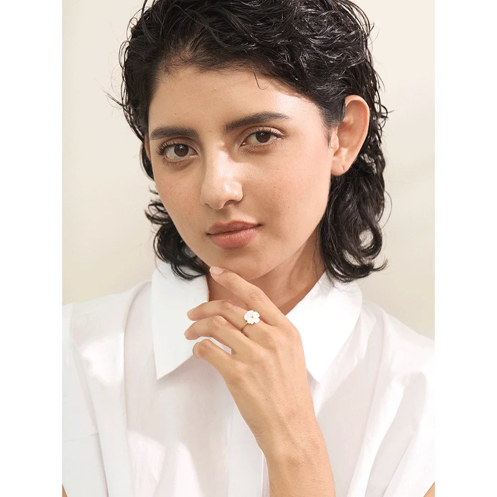 Shell flower geometric ring in 18K gold-plated stainless steel with shell.