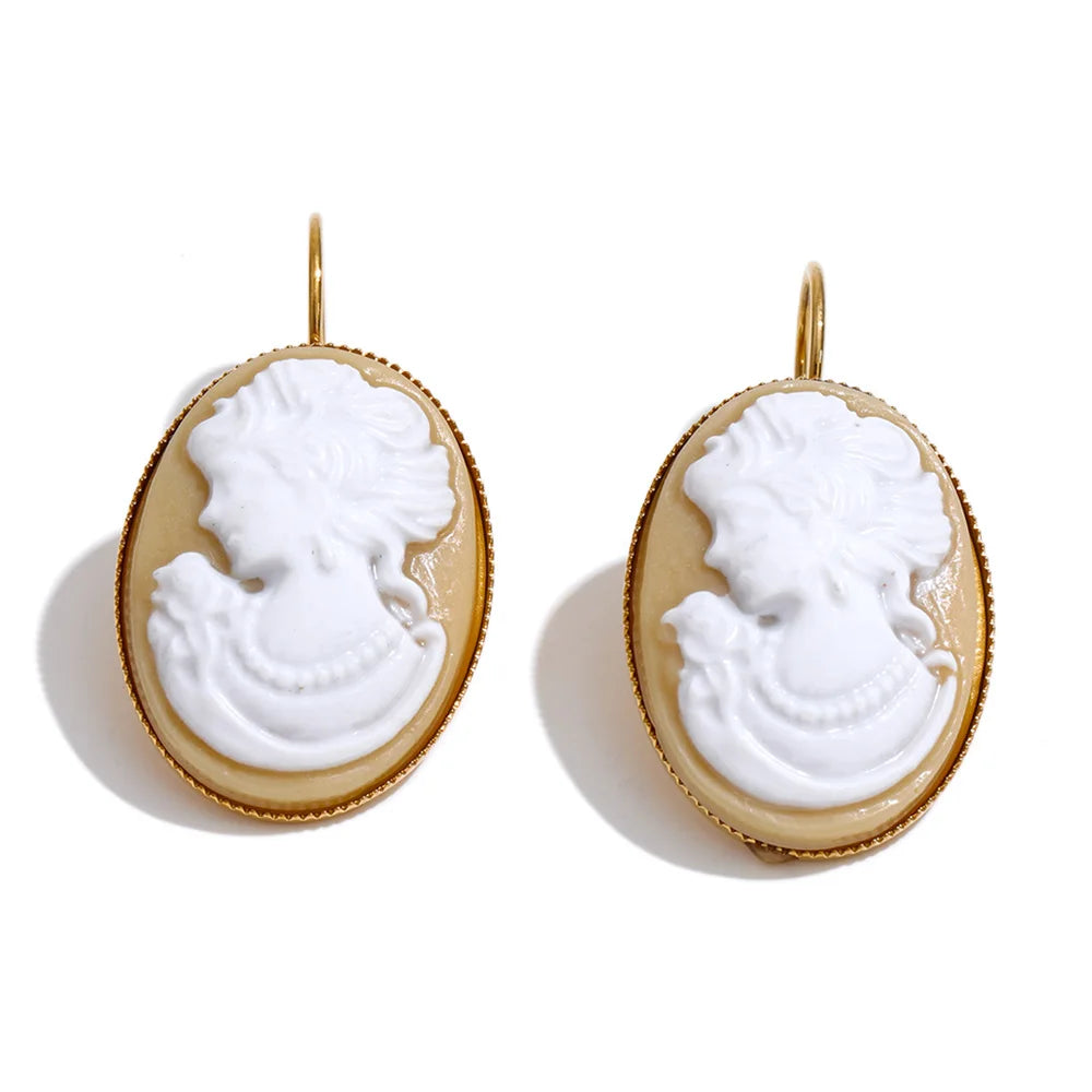 Resin geometric earrings in gold-plated stainless steel with resin.