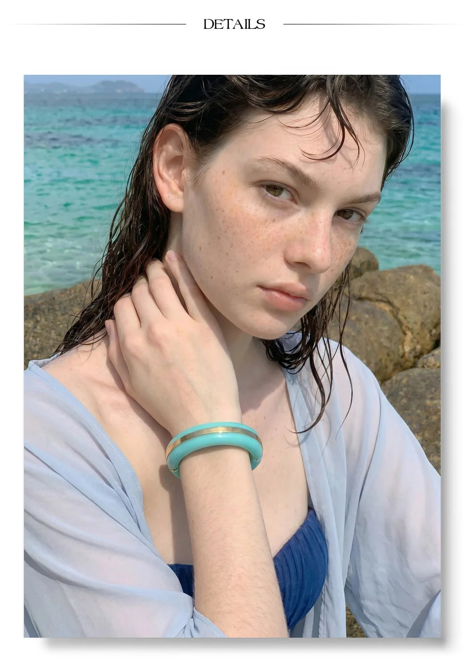 Resin acrylic geometric bracelet in gold-plated stainless steel with resin and acrylic.