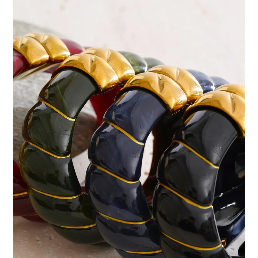 Resin acrylic multi-color bracelet in gold-plated stainless steel with resin and acrylic.